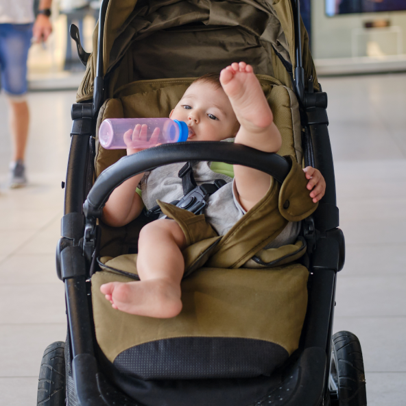 wózek z dzieckiem w centrum handlowym