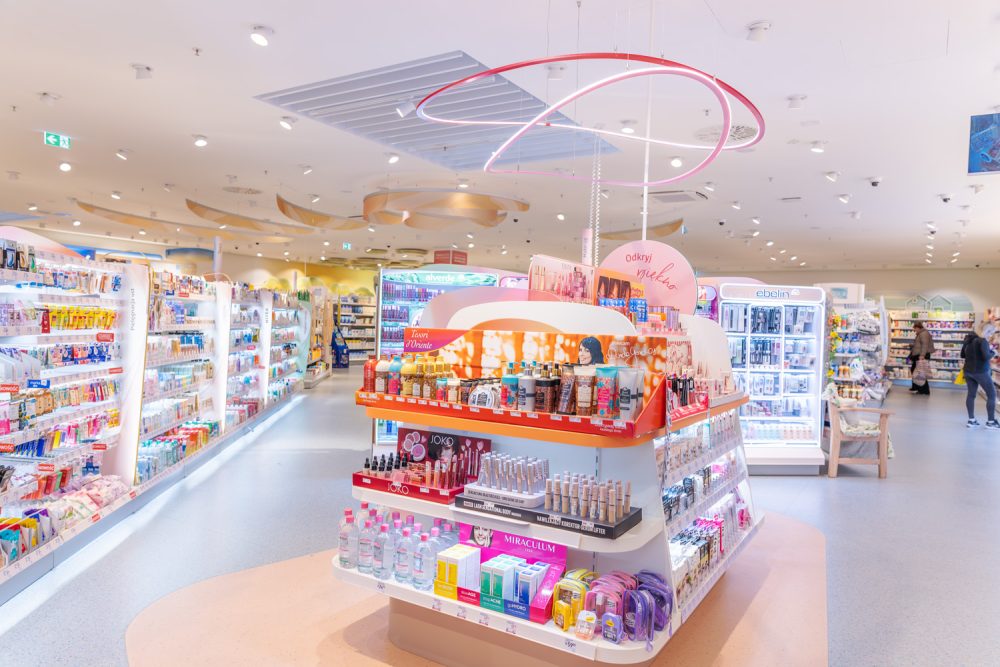 Wyspa z kosmetykami w drogerii dm w M1 Łódź