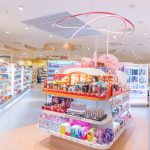 Wyspa z kosmetykami w drogerii dm w M1 Łódź