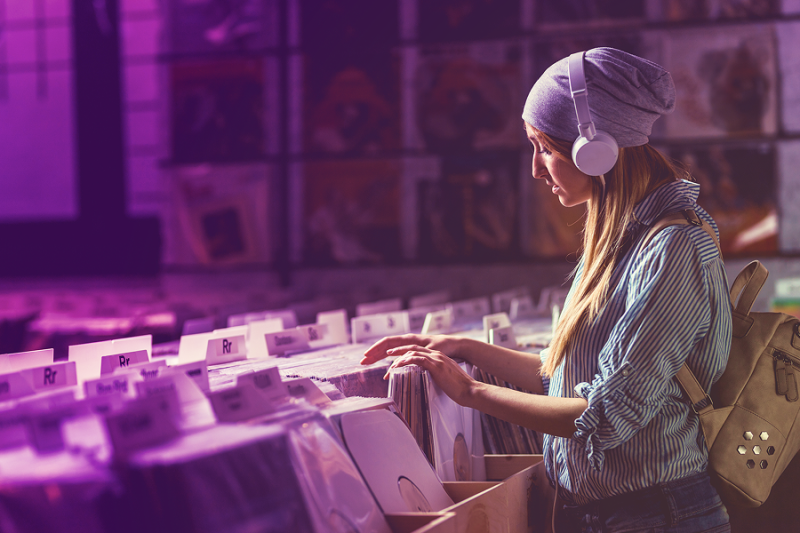 zdjęcie DJ'iki która gra na sprzęcie muzykę