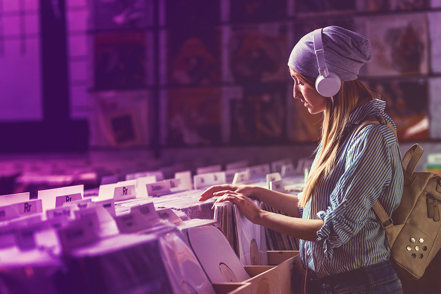 zdjęcie DJ'iki która gra na sprzęcie muzykę