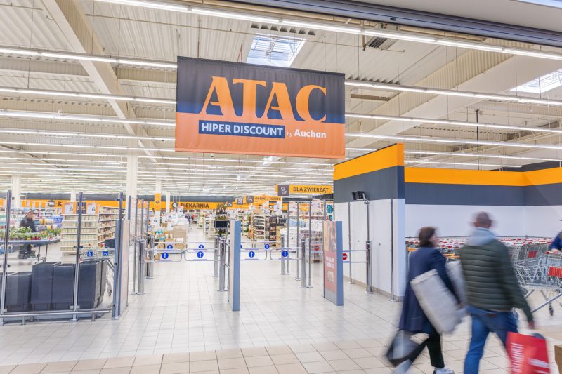 Wejście do supermarketu ATAC Hiperdiscount by Auchan w M1 Łódź