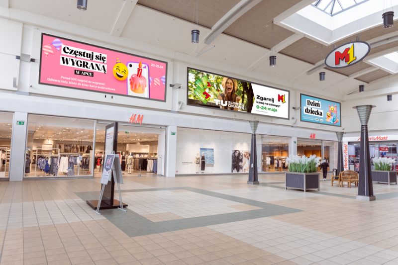 Trzy banery o łacznej powierzchni 75 m2 i wymiarach, 8x3m, 9x3m oraz 8x3m zlokalizowane przy H&M, Action i MediaMarkt