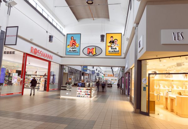 Dwa banery zlokalizowane przy HalfPrice, Jysk i Rossmann o łącznej powierzchni 12 m2 i wymiarach 2x3m.