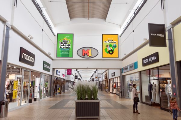 Dwa banery o łącznej powierzchni 12 m2 i wymiarach 2x3m znajdujące się w pobliżu H&M, 4F i Tatuum.