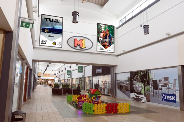 Dwa banery o wymiarach 2x3m i łącznej powierzchni reklamowej 12 m2 zlokalizowane w pobliżu OBI, Maxi Zoo i Vision Express.