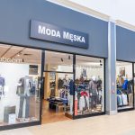 Witryna salonu mody męskiej Moda Męska Szymczyk w M1 Łódź